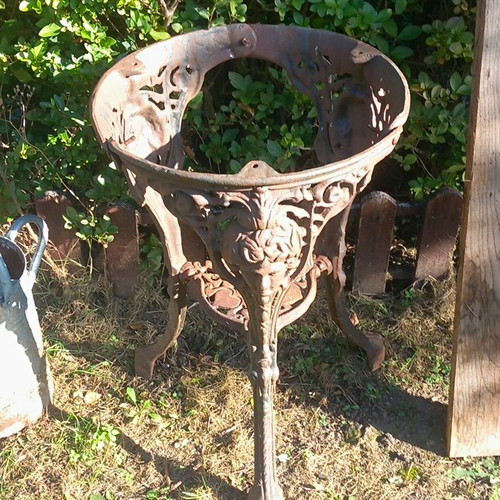 Round metal plant - plant, stand